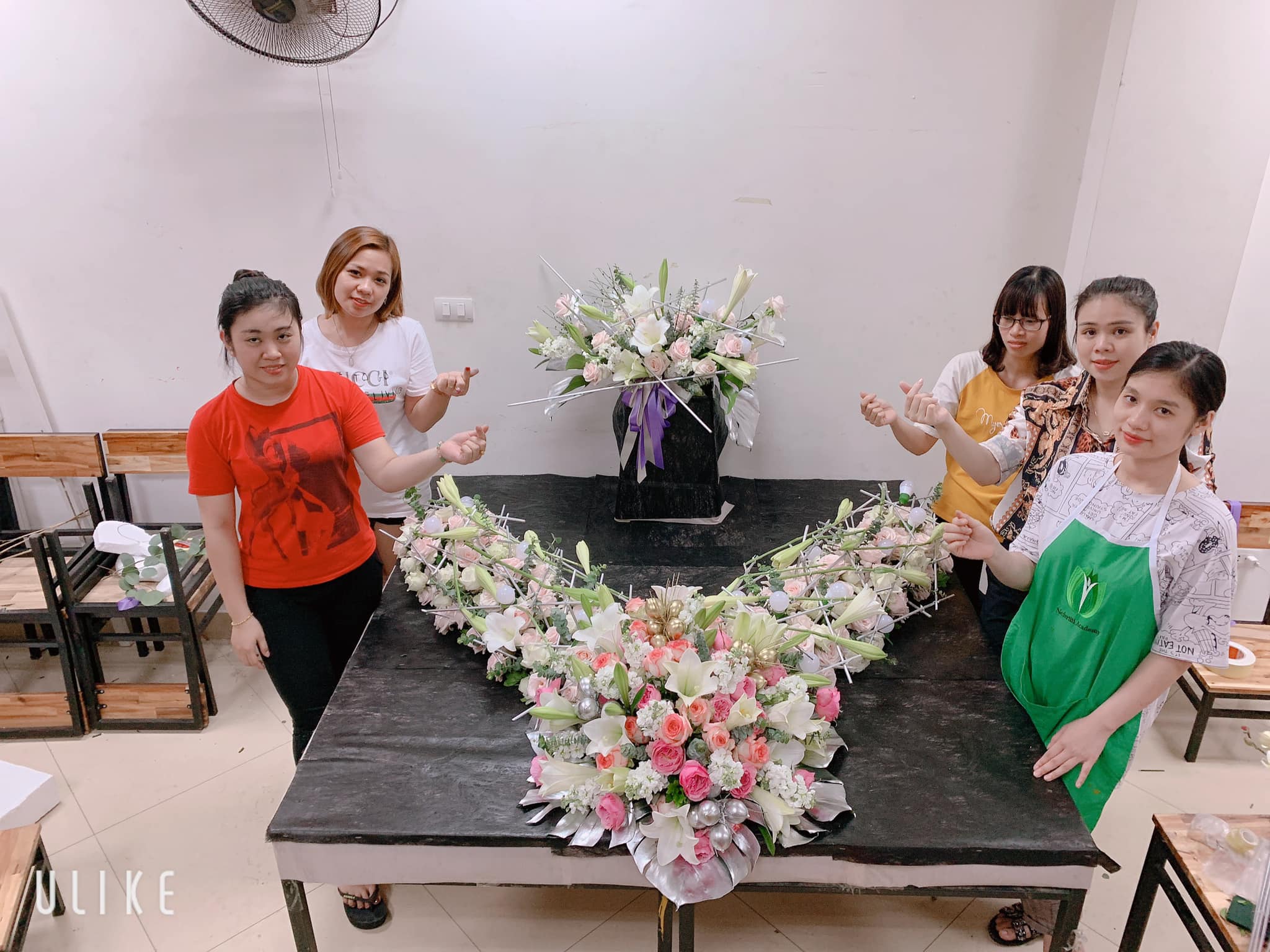 Học viên trong buổi học hoa cưới